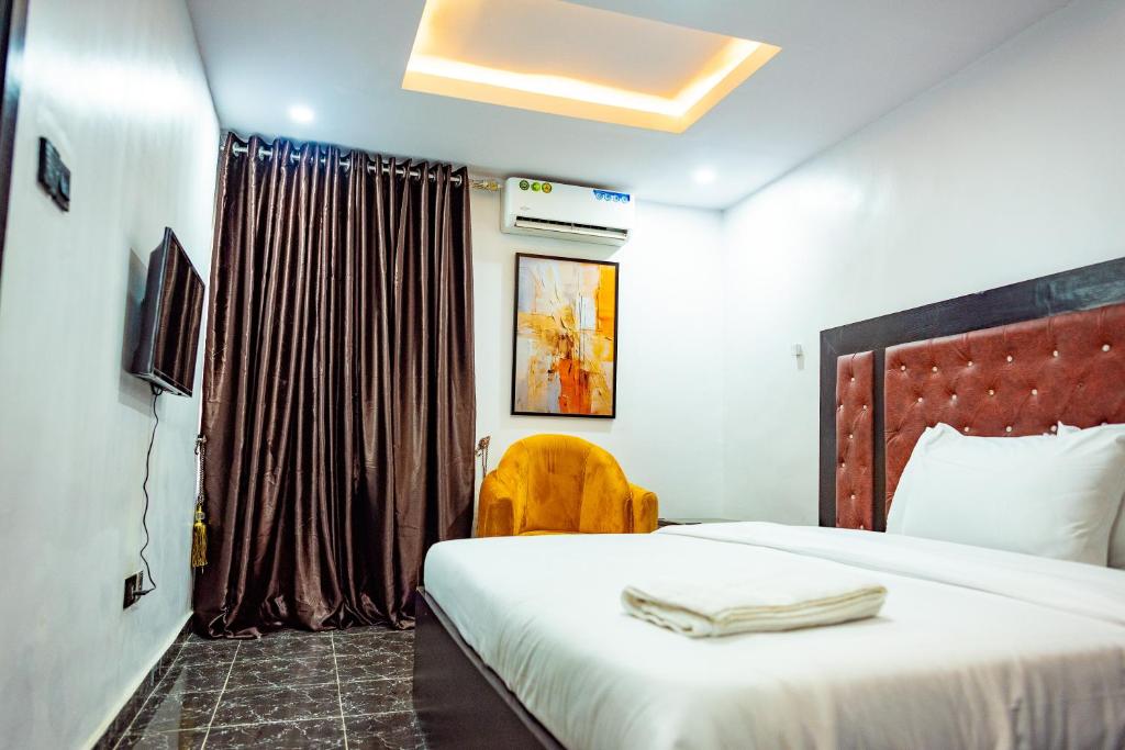 Postel nebo postele na pokoji v ubytování Radiant Hotel & Suites