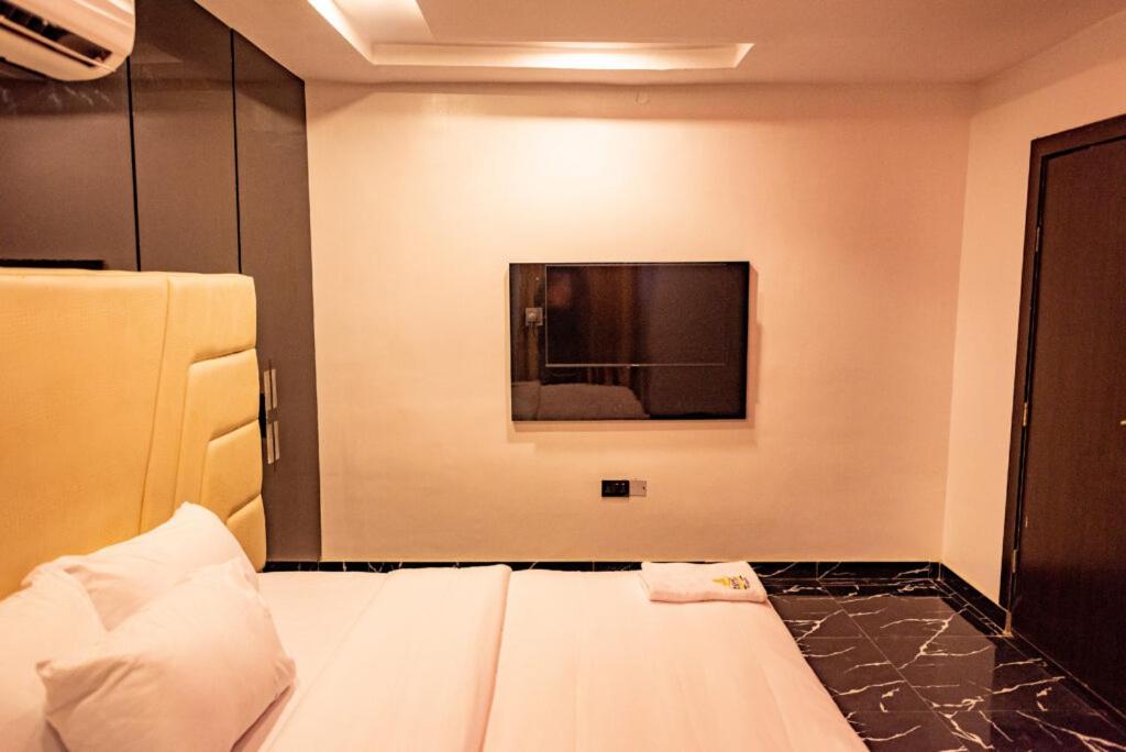 Postel nebo postele na pokoji v ubytování Radiant Hotel & Suites