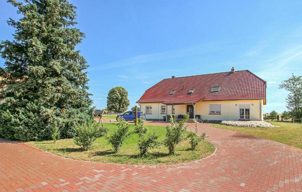 a house with a tree and a brick driveway at Ferienwohnung Dabel in Dabel