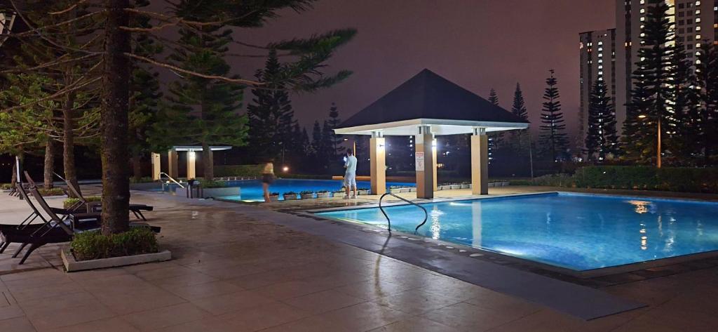 una piscina con gazebo di notte di Clouds Suite Tagaytay a Tagaytay
