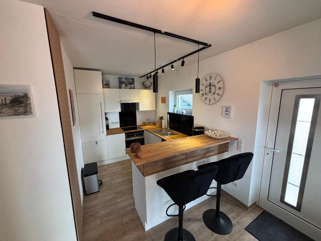a kitchen with a counter and two bar stools at Einmaliger Ausblick und tolles Ambiente in Laubenheim