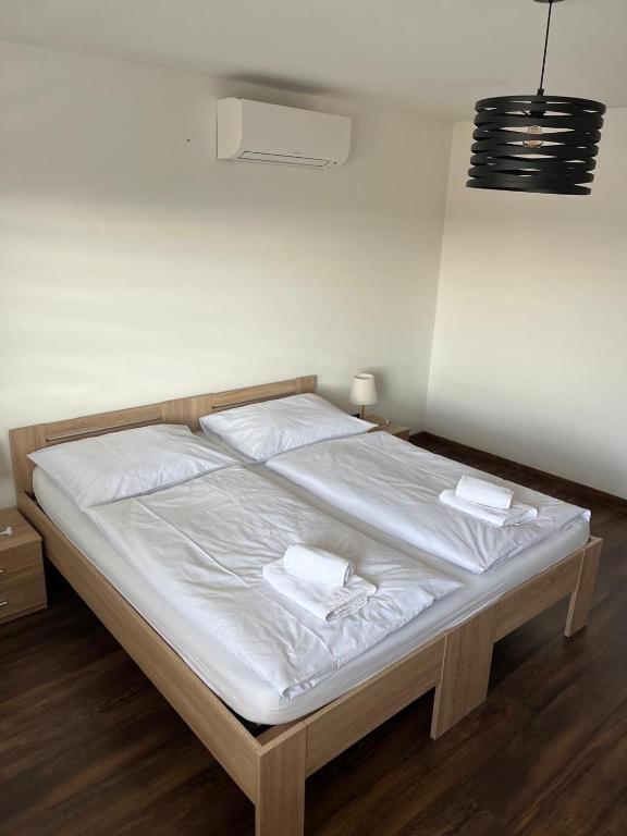 Postel nebo postele na pokoji v ubytování IQ Apartments