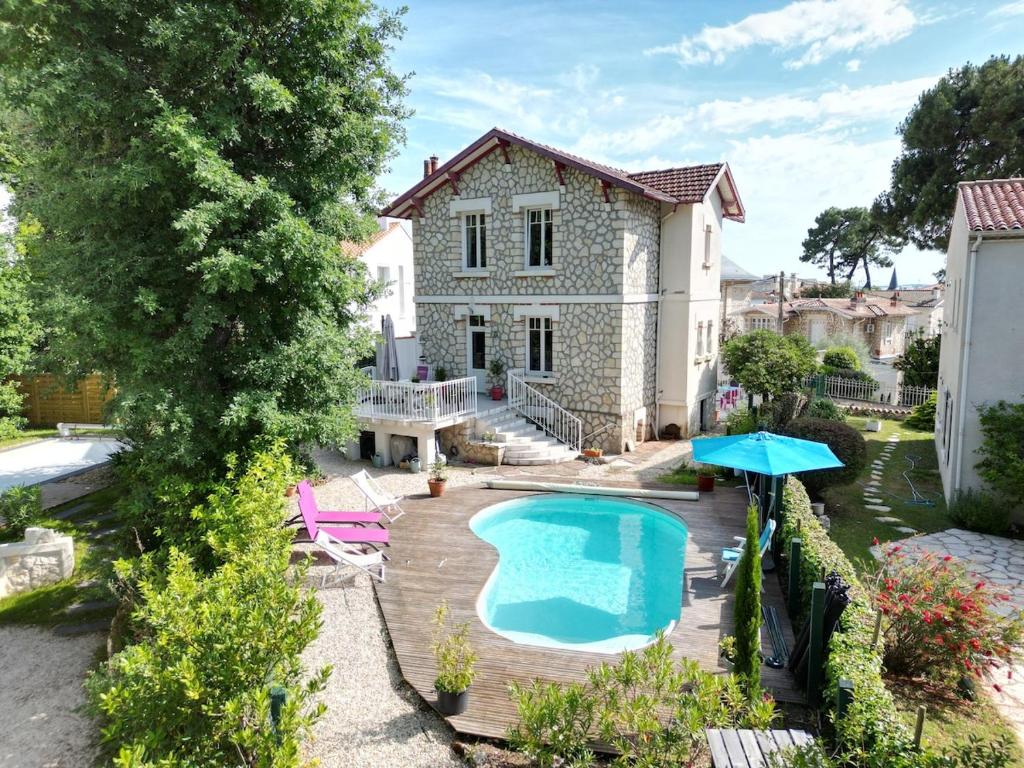 une maison avec une piscine dans la cour dans l'établissement Villa avec piscine parc de Royan, à Royan