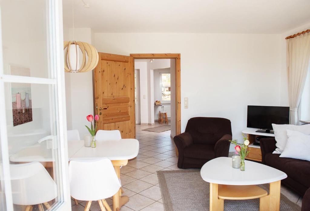 ein Wohnzimmer mit Sofa und Tisch in der Unterkunft Bauernhof Höper-Rauert - Reihenhaus 8 in Neujellingsdorf