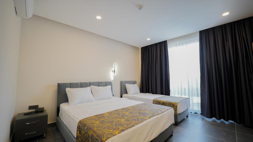 Postel nebo postele na pokoji v ubytování Blue Serenity Hotel