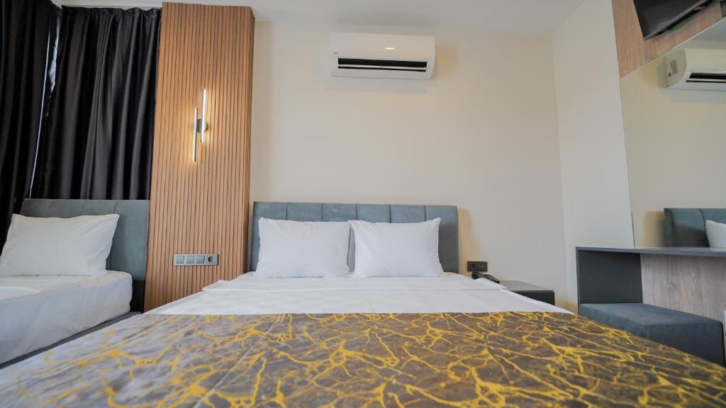 Postel nebo postele na pokoji v ubytování Blue Serenity Hotel