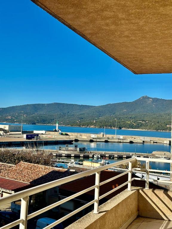 - un balcon avec vue sur le port de plaisance dans l'établissement Appartement plein centre vue mer PROPRIANO, à Propriano