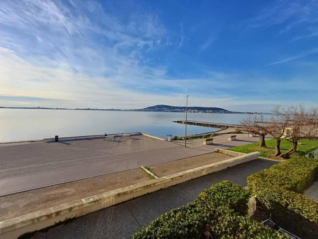 - une vue sur une grande étendue d'eau avec un quai dans l'établissement F2 2 étoiles avec clim, ascenseur, proche Thermal - Balaruc-les-Bains - FR-1-571-63, à Balaruc-les-Bains