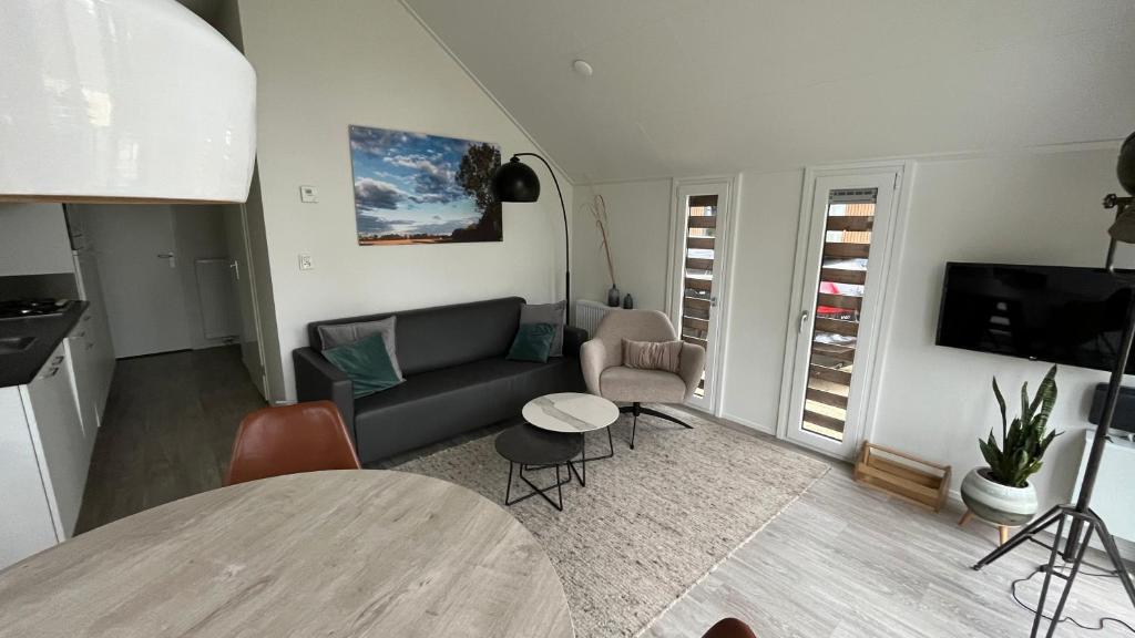 TV a/nebo společenská místnost v ubytování Ferienhaus tinydroom im Europarcs Bad Hoophuizen am Veluwemeer