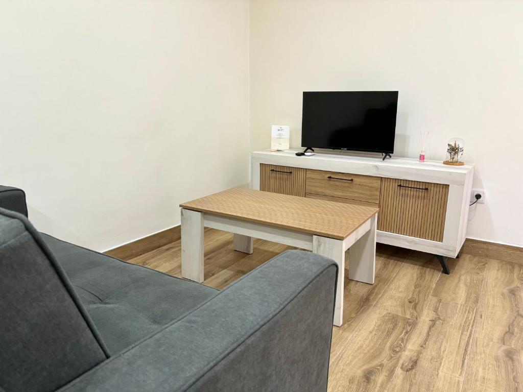 TV a/nebo společenská místnost v ubytování ANSA Beach Apartments - Why Not Málaga