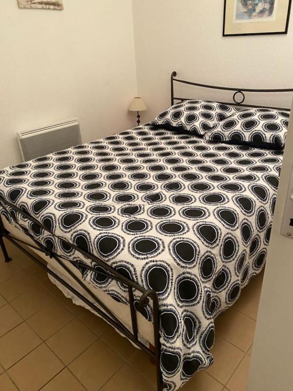 - un lit noir et blanc dans une chambre dans l'établissement Location vacance, à Hourtin