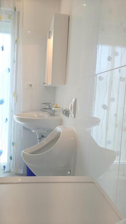 Kúpeľňa v ubytovaní Doppelzimmer mit Bad, Terrasse und Pool