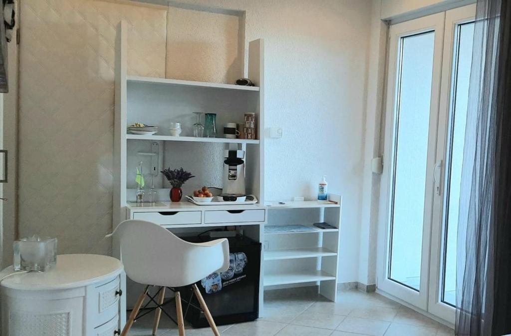Fotografia z galérie ubytovania Doppelzimmer mit Bad, Terrasse und Pool v destinácii Ližnjan