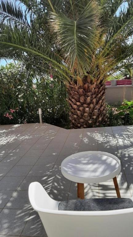 Vonkajšia záhrada v ubytovaní Doppelzimmer mit Bad, Terrasse und Pool