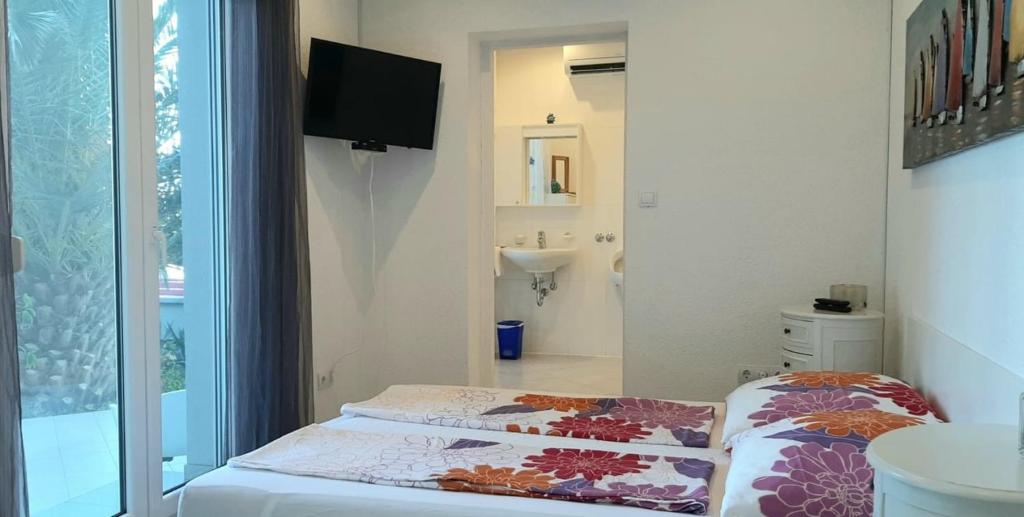 Posteľ alebo postele v izbe v ubytovaní Doppelzimmer mit Bad, Terrasse und Pool