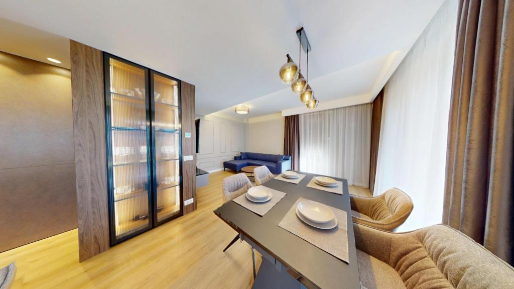 ein Wohnzimmer mit Tisch und Couch in der Unterkunft Quiet Luxury Home 2 - home & office in Zalău