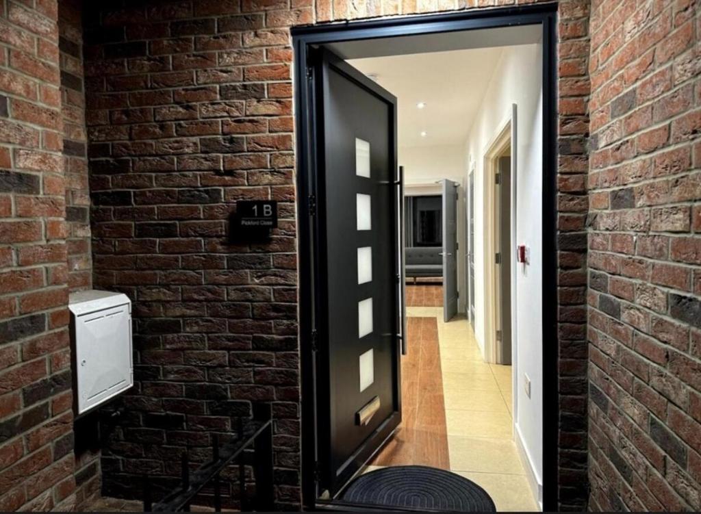 un miroir sur le côté d'un mur de briques dans l'établissement Luxury Garden Flat London, à Bexleyheath