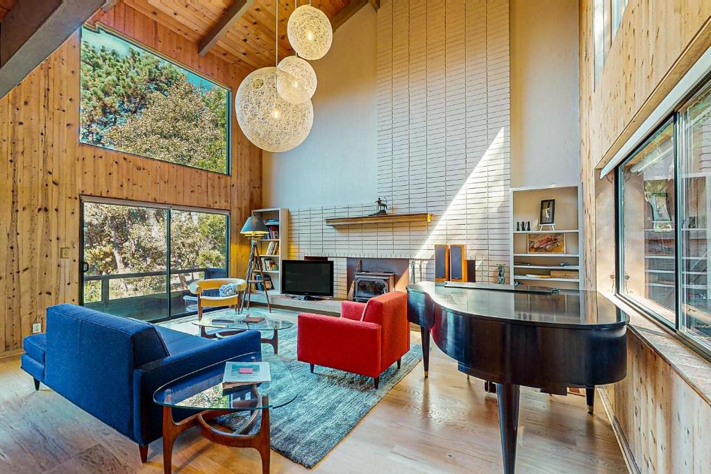 ein Wohnzimmer mit einem Tisch und einigen Stühlen in der Unterkunft Moonraker in Sea Ranch