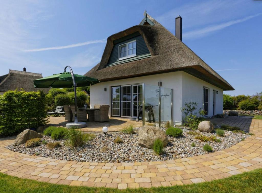 ein kleines Haus mit einem Strohdach in der Unterkunft Villa Sorgenfrei - a65549 in Zinnowitz