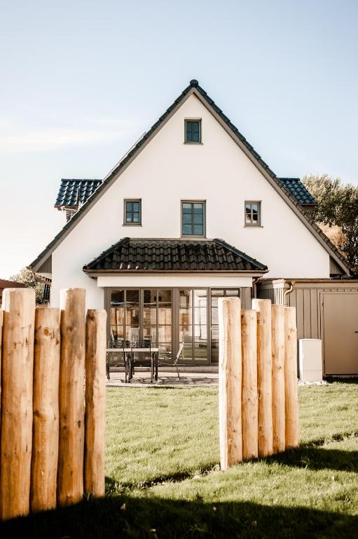 a house with a fence in front of it at Ferienhaus Meeresschatz in Zingst