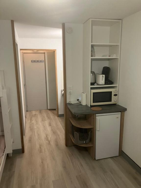 Cette chambre comprend une cuisine équipée d'un comptoir et d'un four micro-ondes. dans l'établissement studio cap d'agde, au Cap d'Agde
