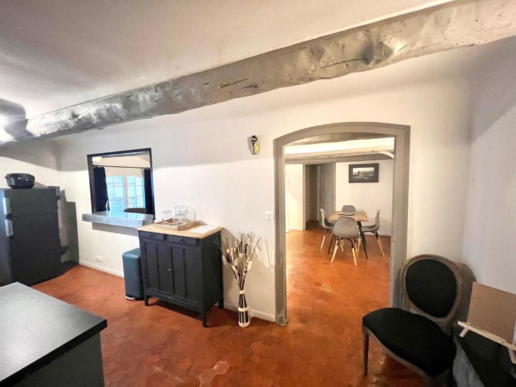 un salon avec une table et une salle à manger dans l'établissement Maison Alberta, à Aix-en-Provence