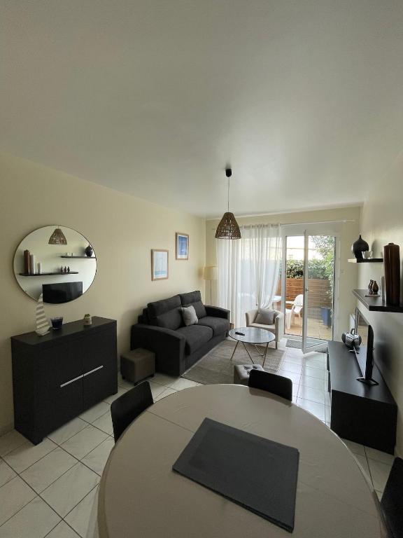 un salon avec une table et un canapé dans l'établissement APT CHATELAILLON - 6 people -PLAGE CASINO, à Châtelaillon-Plage
