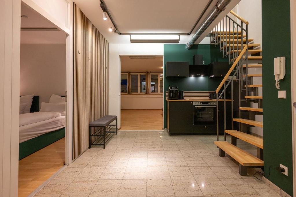 Munich Large Apartment 150 qm in top located with 4 Bedrooms 1 to 15 guests في ميونخ: غرفة بها درج وغرفة بها سرير