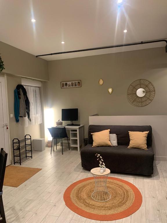 un salon avec un canapé et une table dans l'établissement Montmartre Shelter, à Paris