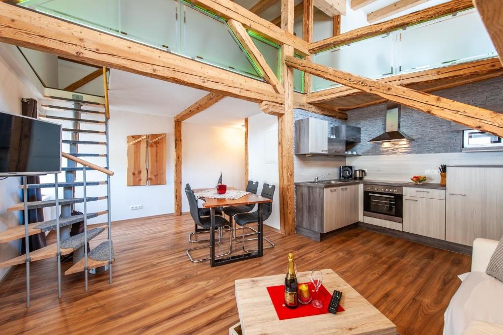 kuchnia i salon ze stołem i krzesłami w obiekcie Maisonett - Appartement 205 w mieście Bichlbach