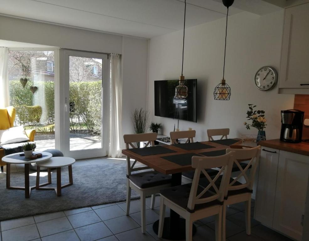 a kitchen and dining room with a table and chairs at Ferienhaus 2004 in Tossens in Tossenserdeich
