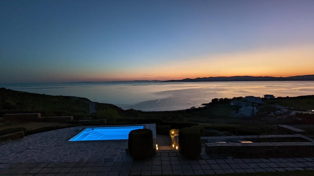 a view of the ocean at sunset from a villa at Villa Kalí Méra in Aëtós