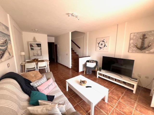 TV a/nebo společenská místnost v ubytování Apartamentos Vista Marina - El Médano