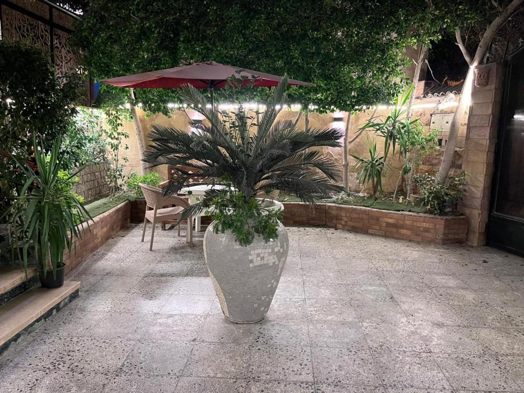 Een tuin van Sol pyramids view Inn