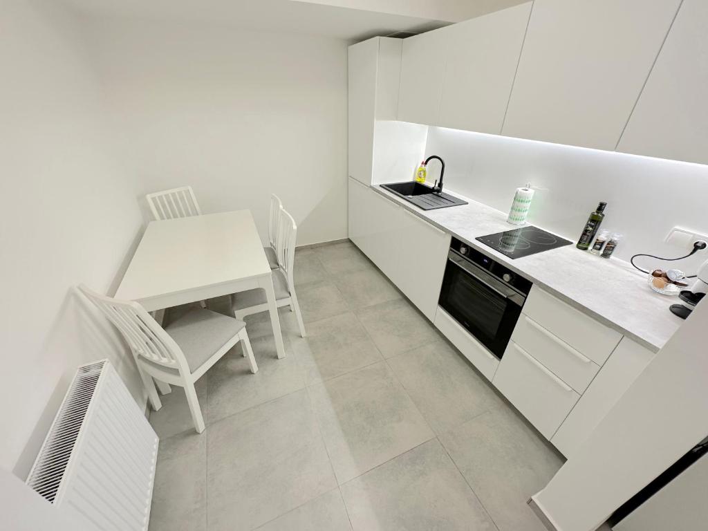 Η κουζίνα ή μικρή κουζίνα στο Krásny byt - perfektný apartmán v Novom meste