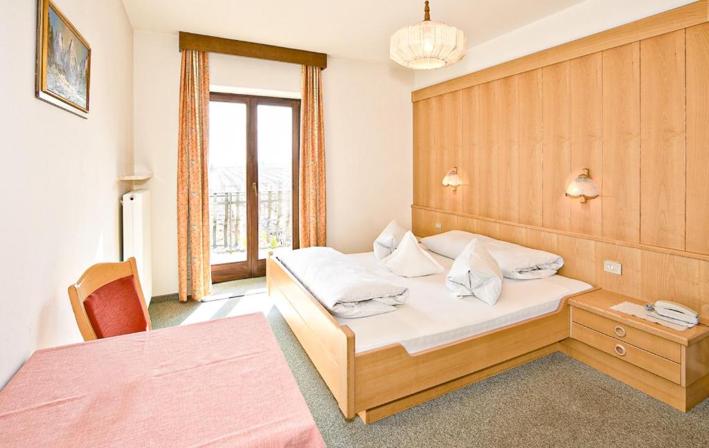 Postel nebo postele na pokoji v ubytování Kalterer See Hof