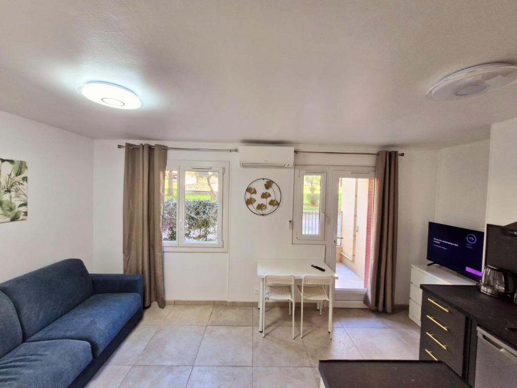 un salon avec un canapé et une table dans l'établissement appartement 2 pégurier, à Nice