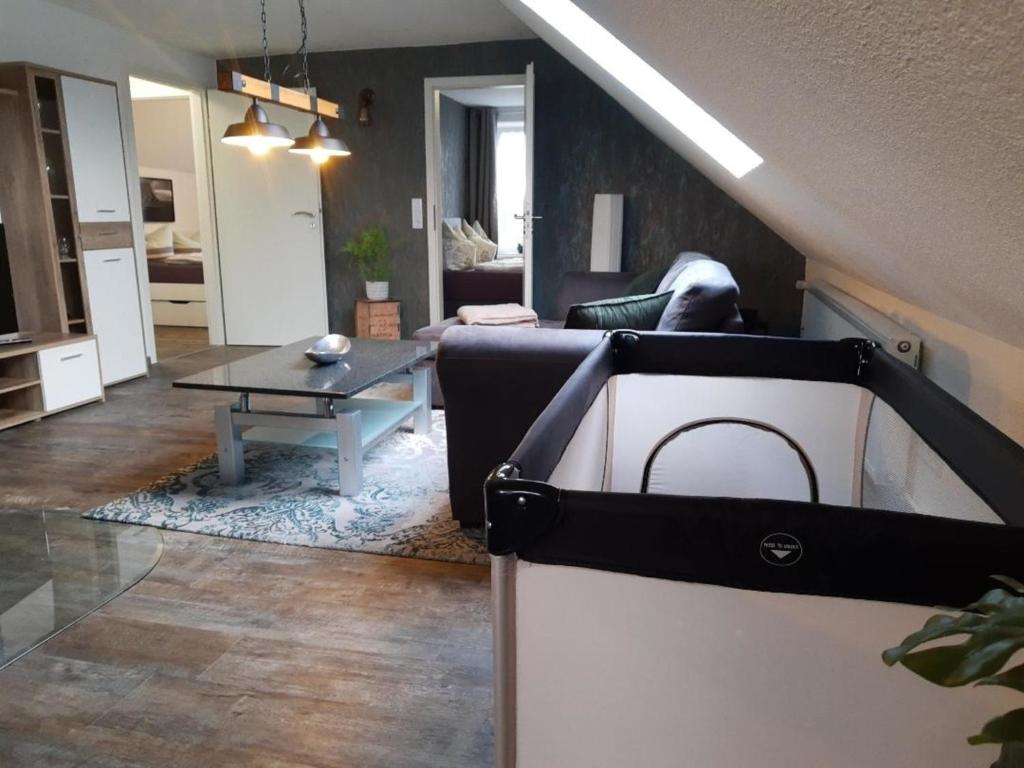 un soggiorno con un divano e un tavolo di Koje 2 a Wangerland