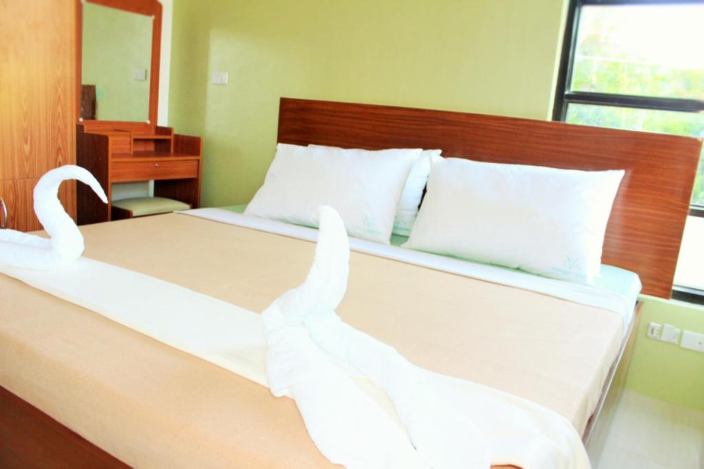 Postel nebo postele na pokoji v ubytování Coron Visitors Hotel