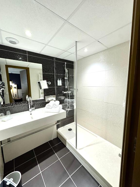 Koupelna v ubytování Best Western Hotel Le Quercy