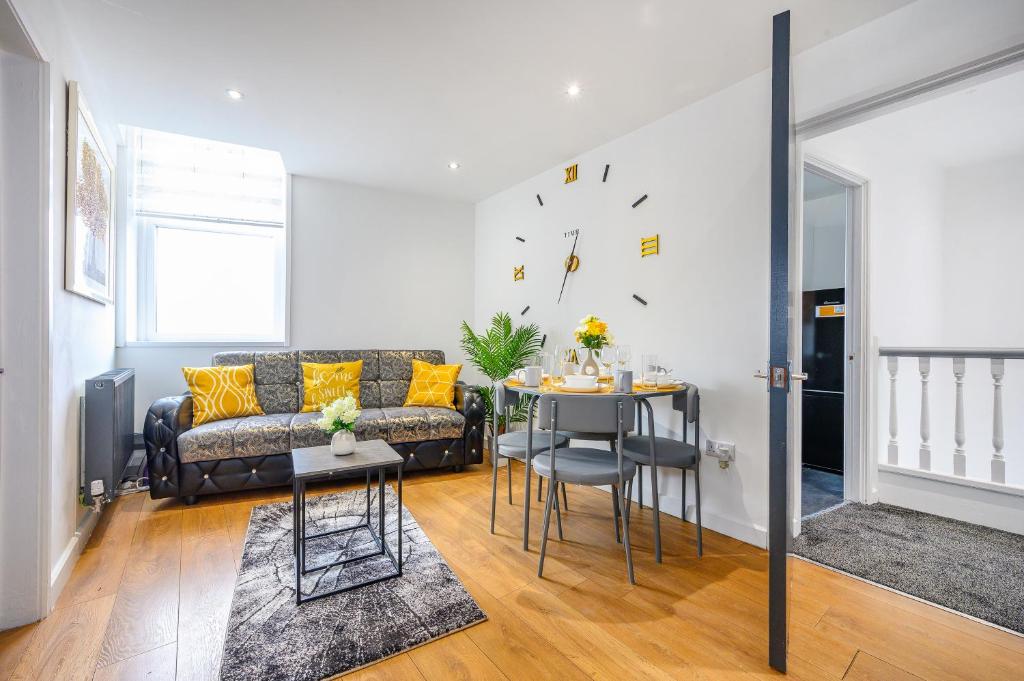 a living room with a couch and a table at -RA83- For your relaxed,Cosy stay,Free Parking in Leeds