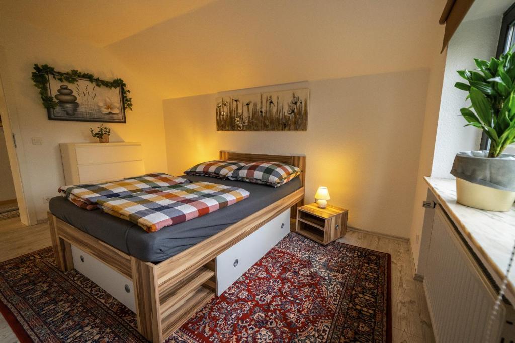 Un dormitorio pequeño con una cama y una alfombra. en Ferienwohnung Engelsblick, en Kreuzau