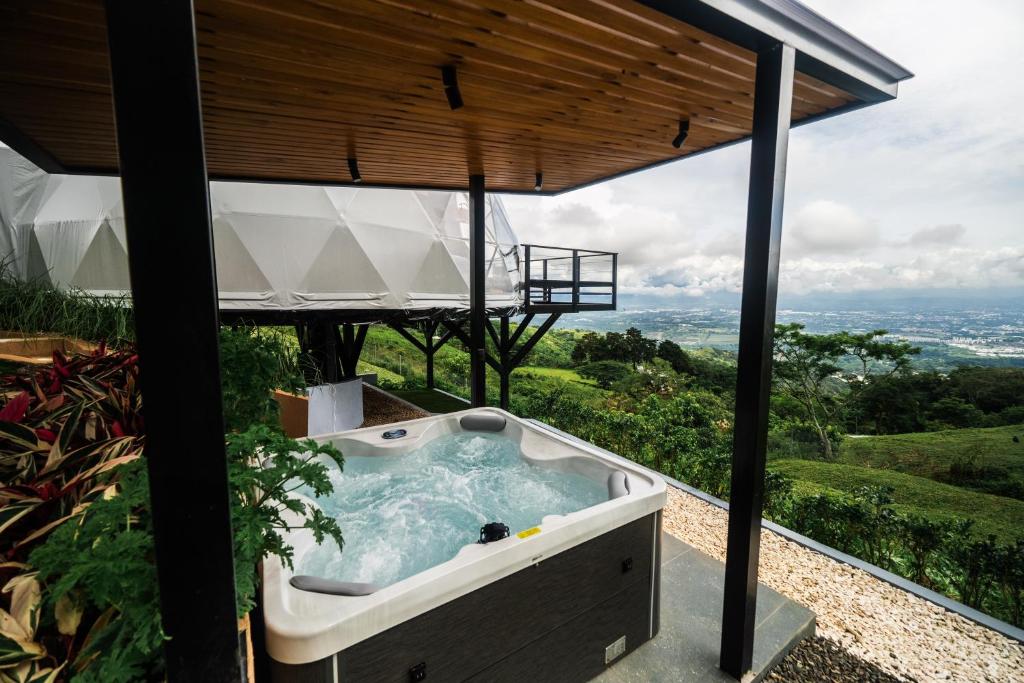 Nespecifikovaný výhled na hory nebo výhled na hory při pohledu z luxury tent