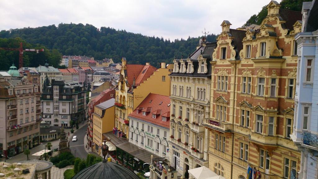 Nespecifikovaný výhled na destinaci Karlovy Vary nebo výhled na město při pohledu z hotelu