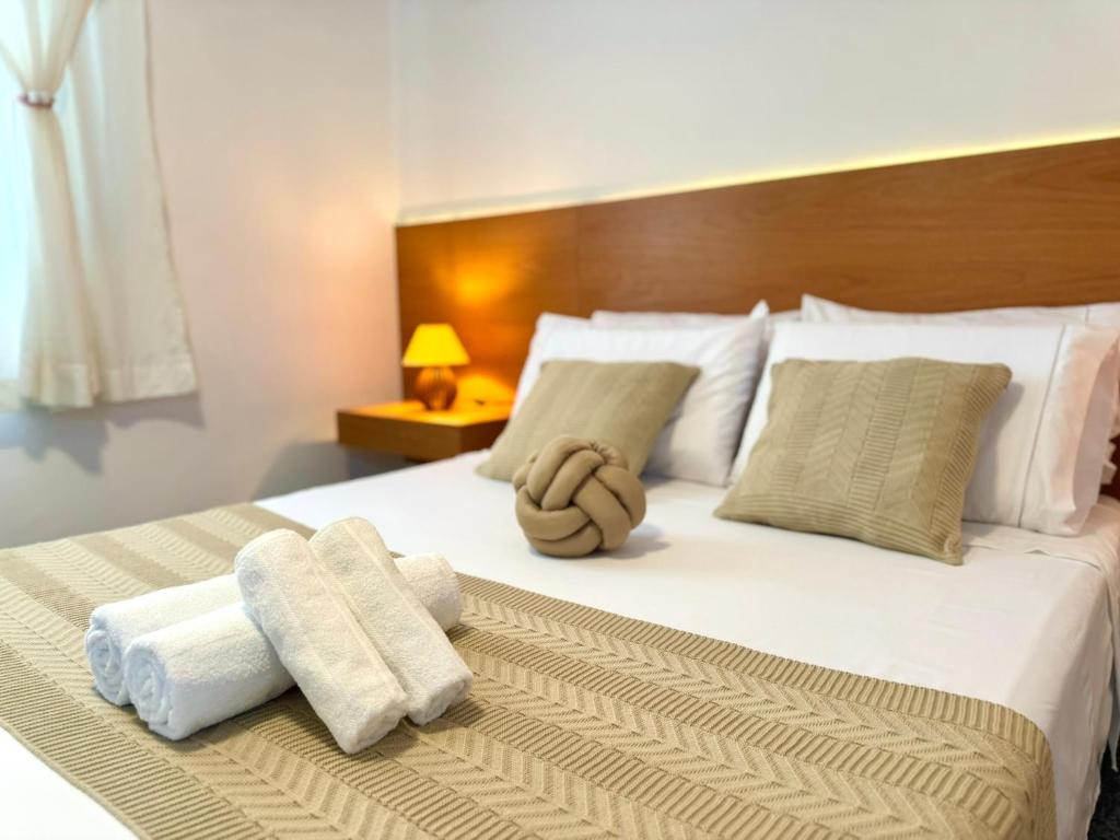 a bed with towels and a stuffed animal on it at AirComfort Stay - 15min Aeroporto Internacional de Guarulhos in Guarulhos