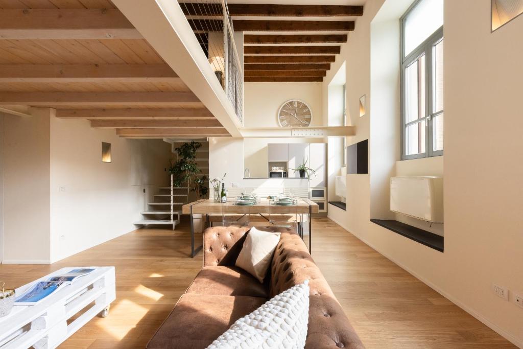 una sala de estar con un sofá y una mesa en Apartment in the old town of Como - MonicaComoApartment, en Como