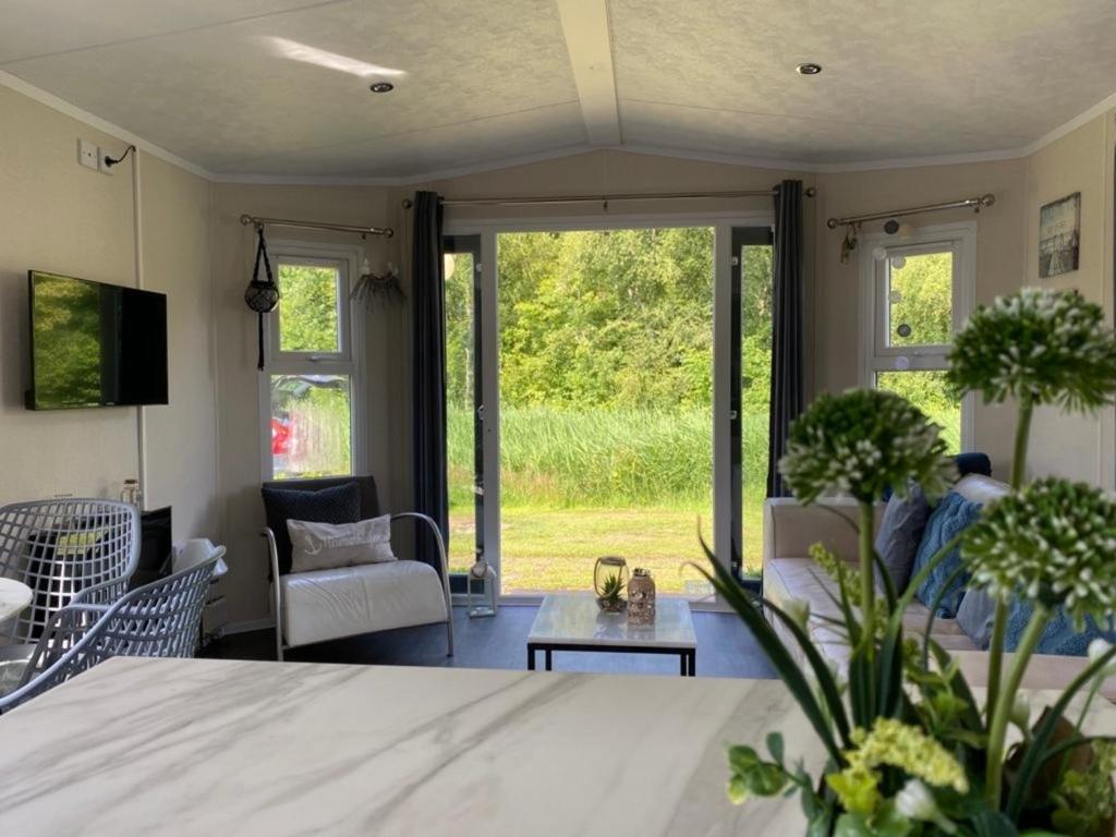 Natur pur, O4 neues Ferienhaus natureingebunden, Familien- und hundefreundlich eingezäunt
