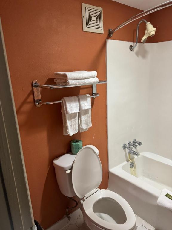 ein Badezimmer mit Toilette, Waschbecken und Badewanne in der Unterkunft labh inc Motel in Norfolk