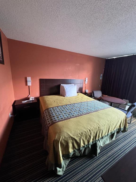 Ein Bett oder Betten in einem Zimmer der Unterkunft labh inc Motel