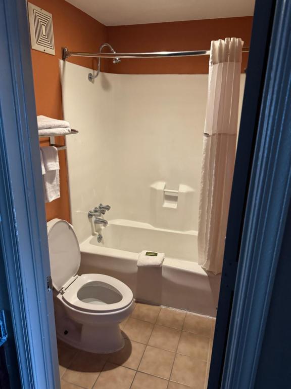 Ein Badezimmer in der Unterkunft labh inc Motel